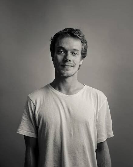 ALFIE-ALLEN_Sophia-Spring