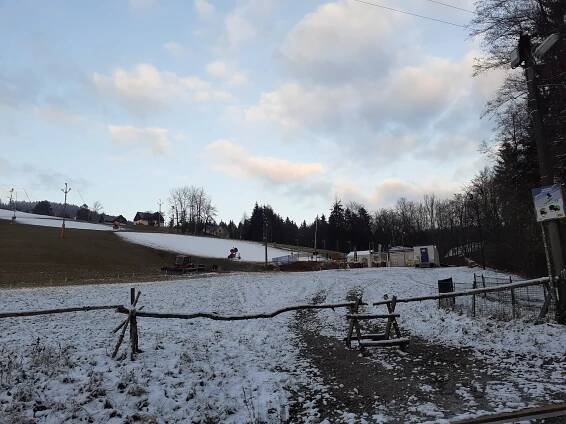 VIDEO: Skiareály v kraji praskaly ve švech. I tak si lidé zimní radovánky užili