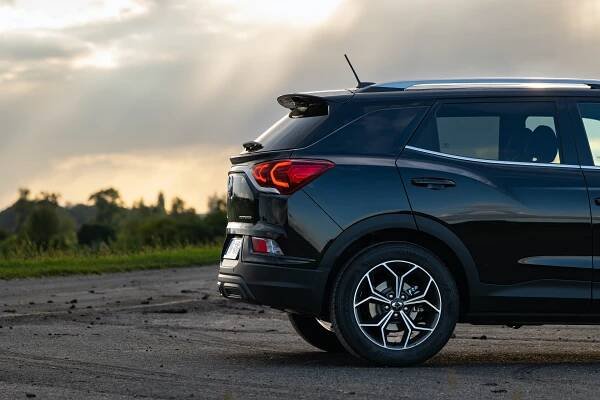 Korejské SUV SsangYong Korando má větší kufr než Karoq a vyjde levněji. Jen si řekne o víc benzinu