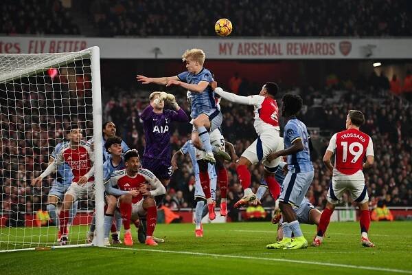 Kinského debut v Premier League výhru pro Tottenham nepřinesl. Londýnské derby ovládl Arsenal