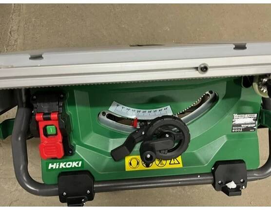 VÝPRODEJ HiKOKI C10RJWAZ Stolní okružní pila + stojan (1520W/255mm) PO SERVISE, POUŽITÉ!!