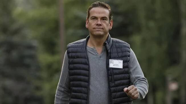 Lachlan Murdoch gets control of Fox and WSJ media empire in new family deal