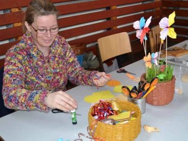 Pletení pomlázek, malování a děrování vajíček či otloukání píšťalek. Například to si mohli vyzkoušet malí i velcí návštěvníci sobotního velikonočního jarmarku v Obratani.