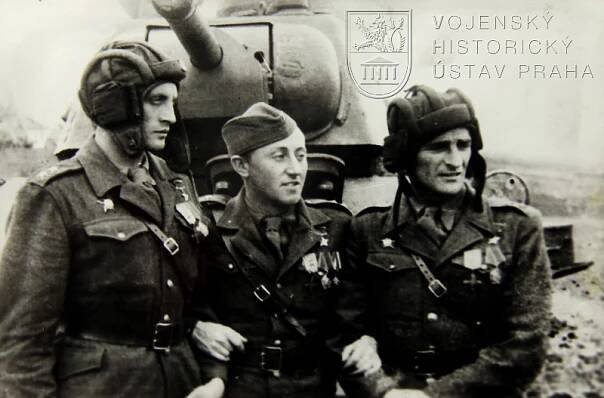 Před tankem T-34 Jan Žižka zachyceni vyznamenaní důstojníci 1. čs. samostatné brigády v SSSR, která při osvobození Kyjeva 6. listopadu 1943 jako první pronikla do středu města. Zleva: Richard Tesařík, Antonín Sochor, Josef Buršík. Foto sbírka VHÚ.