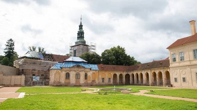 FOTO: Kdysi nejbohatší cisterciácký klášter v Čechách stojí na vodě. Jiný takový ve střední Evropě nenajdete