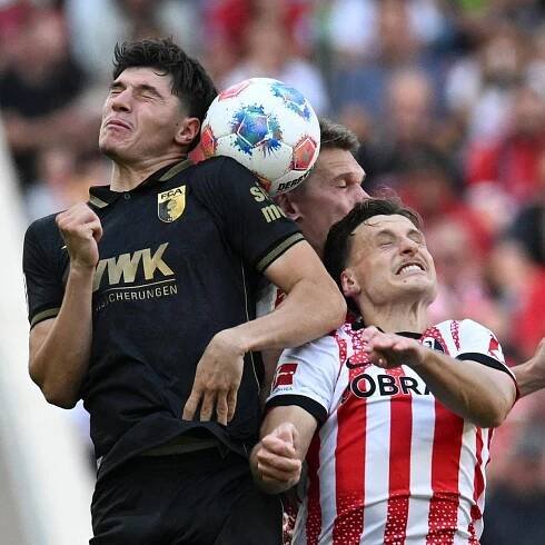 Beim Bundesliga-Spiel in Freiburg kämpften (Augsburg) Mert Komur, (Freiburg) Matthias Ginter und (Freiburg) Maximilian Eggestein um den Ball.