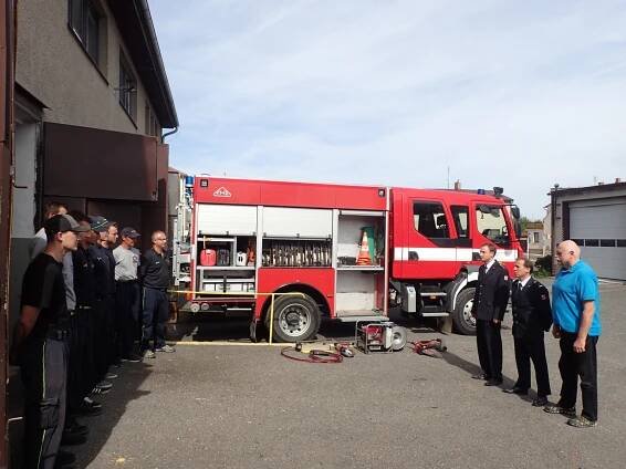 Dobrovolní hasiči z Dobříše dostali hydraulickou vyprošťovací sadu | hasici.cz 