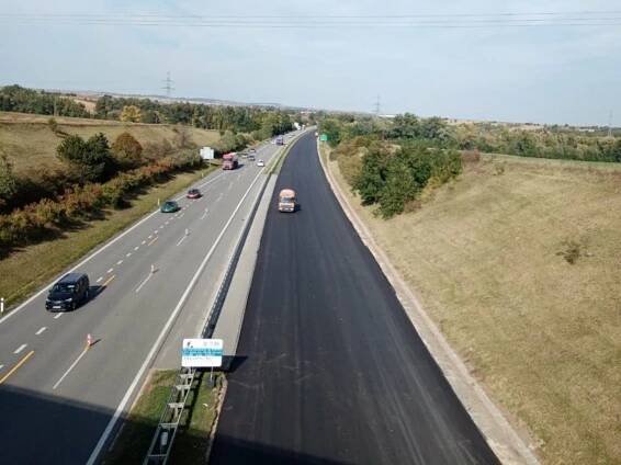 Opravy D52 u Rajhradu: silničáři pokládají asfalt. Podívejte se