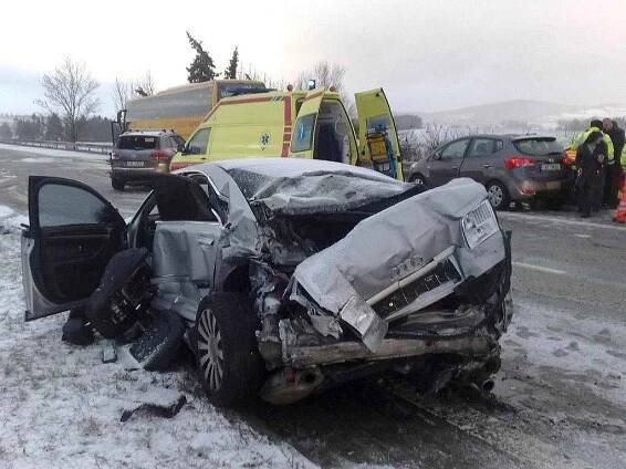 Střet autobusu a pěti osobních aut mezi 135. a 136. kilometrem uzavřel dnes odpoledne na hodinu a půl dálnici D1 ve směru na Prahu. 