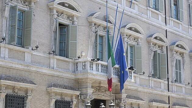 Na počátku zesnulého bývalého italského premiéra Silvia Berlusconiho jsou v budově italského Senátu stažené vlajky EU a Itálie. (12. června 2023)