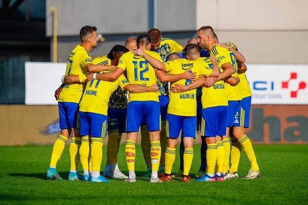 Fotbalisté Zlína (žlutomodré dresy) v páteční předehrávce 5. kola zdolali doma Viktorii Žižkov 1:0.