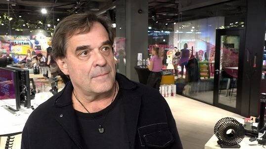 Téměř v šedesáti si roli tatínka užívá. Miroslav Etzler pobavil historkou, jak se jeho syn naučil mluvit sprostě - Super.cz
