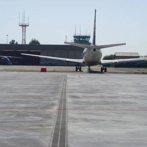 Pohled na žlab na Mezinárodním letišti Abruzzo — Pescara — Itálie