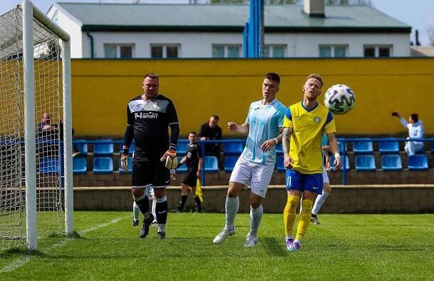 Fotbalisté SK SENCO Doubravka (na archivním snímku hráči ve žlutých dresech) porazili v závěrečném kole letošní sezony domácí Sedlčany 5:1.