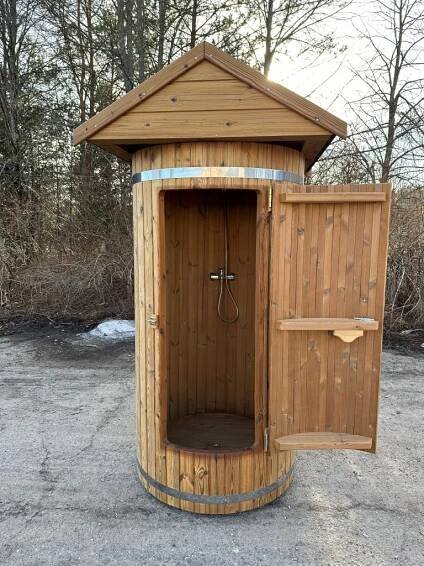 Outdoor barrel shower - Hot tub sauna