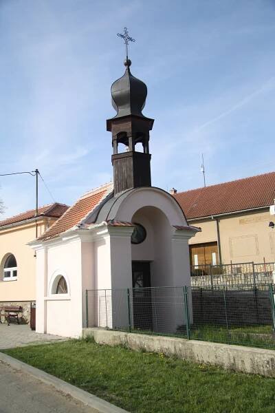 Soubor:Overview of chapel of saints Cyril and Methodius in Bohušice, Třebíč District.JPG – Wikipedie