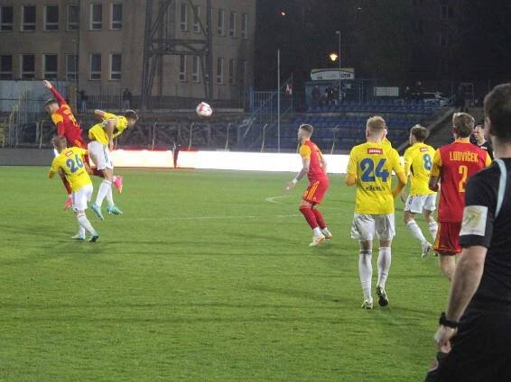 Utkání FORTUNA:NÁRODNÍ LIGY mezi FC Vysočina Jihlava (ve žlutém) a Duklou Praha.