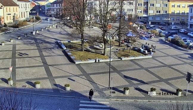 V mrazivém počasí nebyla o středečním trhu na sedlčanském náměstí téměř "ani noha"