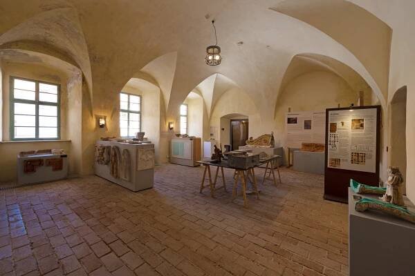 Národní technické muzeum otevřelo v Plasích expozici středověkých stavebních strojů