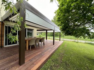 Bioklimatické pergoly so screenovými roletami, drevenou terasou a fasádou - Wood Garden