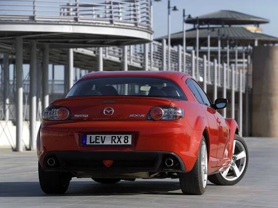 Začátek konce wankelu: Čtyřmístný sporťák Mazda RX-8 slaví 20. narozeniny