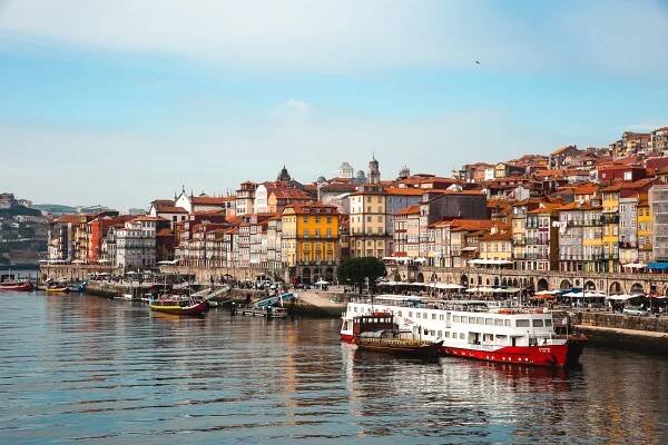 Cais da Ribeira, a Unesco’s World Heritage Site made of picturesque houses and alleys. Porto, Portugal - A one day Travel Guide on The Adagio Blog, by Thais FK