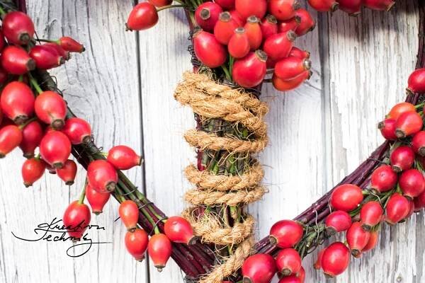 Podzimní dekorace na zeď. Podzimní dekorace věnce. Diy návod na podzimní dekorace. Diy dekorace. Nápady na podzimní dekorace. Podzimní dekorace srdce. Věnec ze šípků. Podzimní srdce z šípků. Věnec z šípků. Podzimní věnec se šípky. Podzimní věnec srdce. Video návod na šípkový věnec. Podzimní věnec z šípků. Přírodní dekorace z šípků. Podzimní dekorace na dveře z šípků. Šípkový věnec. Věnec se šípky. Věnec s šípky. Šípky. Šípkový. Z šípků. Podzimní dekorace. Podzimní dekorace z šípků. Podzimní věnec diy. Podzimní dekorace na vchodové dveře. Podzimní věnce. Podzimní věneček. Podzimní výzdoba. Podzimní věnec. Podzimní tvoření. Podzimní věnec na dveře. Podzimní dekorace na dveře. Podzimní dekorace inspirace. Přírodní podzimní dekorace. Podzimní dekorace diy.