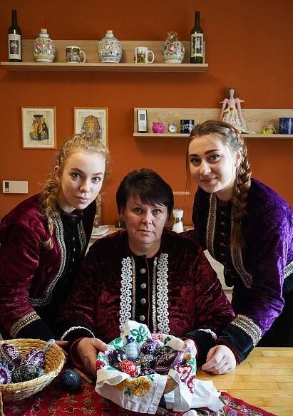Největší kraslice? Pštrosí. Ve Vacenovicích vyškrabávají tři generace