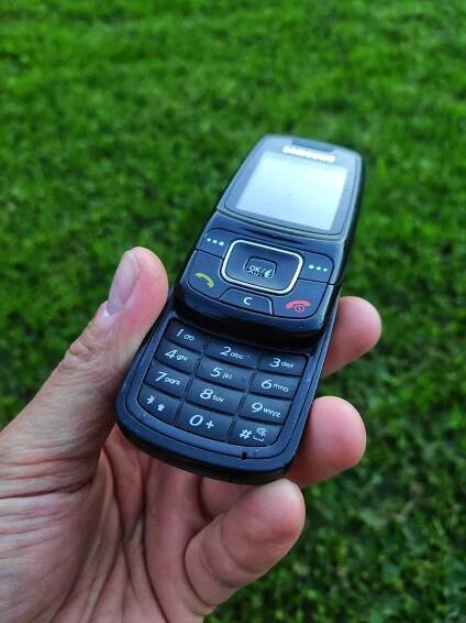 Retro: Samsung C300 - Tolik bizarností na jednom místě byste hledali jen stěží