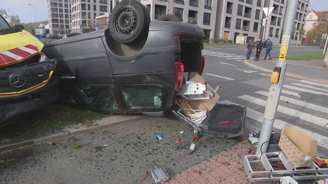 Následky nehody ve Strašnicích
