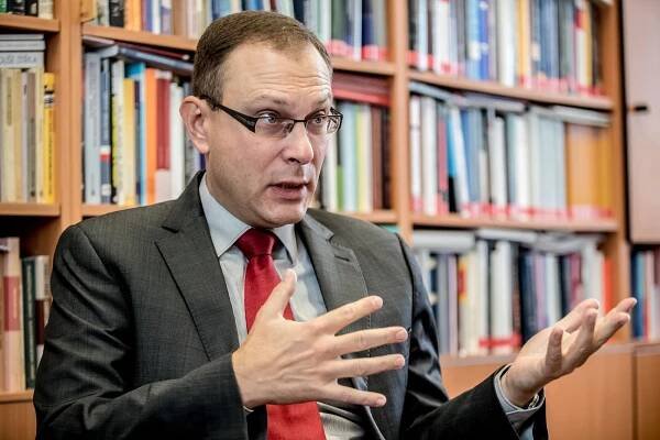 Ústavní právník Jan Kysela: Pánem vlády je premiér, ne prezident