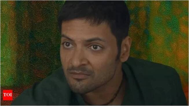 Ali Fazal marks one year of 'Mirzapur 3'; fans demand, “Yeh Rukni Nahi Chahiye”