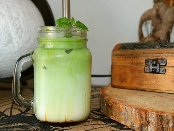 Ledové matcha latte s karamelem