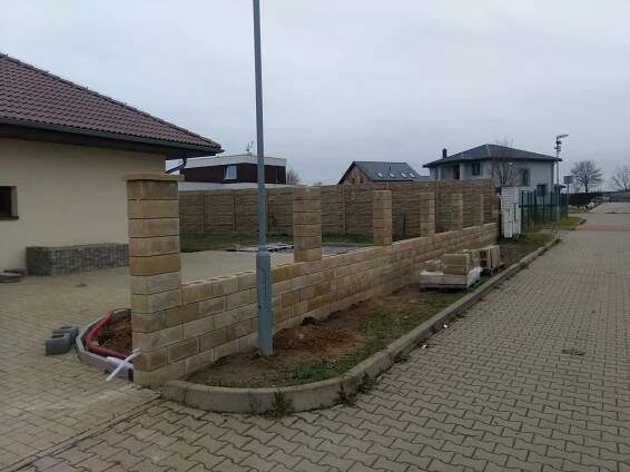 Stavba plotu, zděná pergol, opěrná zeď, zámková dlažba - Radonice | StavímeProRadost