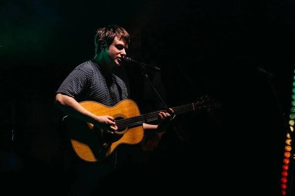 Alec Benjamin se v Praze cítil jako doma a flirtoval s fanynkami