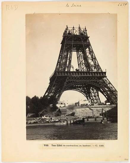 Vue de le tour Eiffel en construction lors de l'exposition universelle de 1889 (Gustave Eiffel et les femmes)