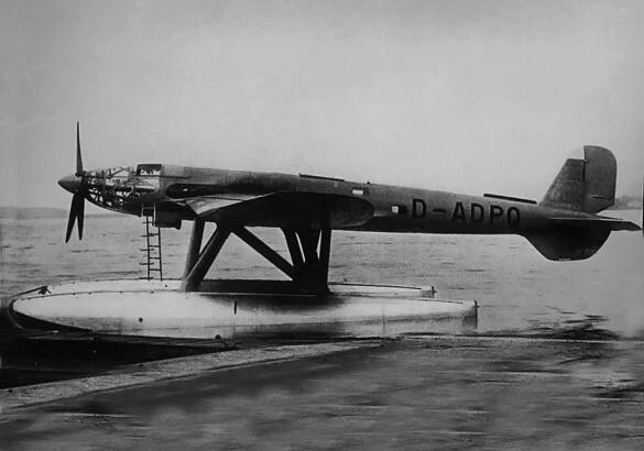 Side view of the He 119 V3. The updated wing used on the V3 and all further He 119 aircraft can be seen as well as tail modifications to increase the seaplanes stability. 