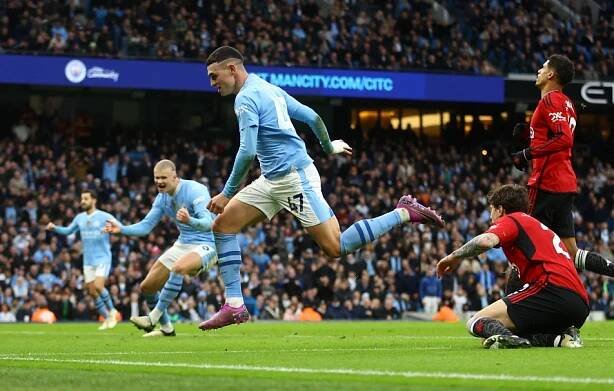 Derby v Manchesteru patřilo City a na Liverpool ztrácí bod, Burnley nestačilo na Bournemouth