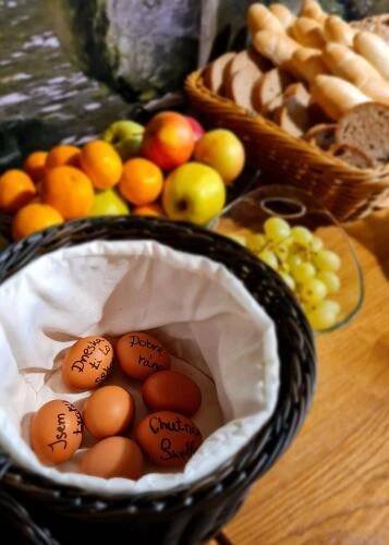 Makanan di atau berdekatan rumah tamu ini