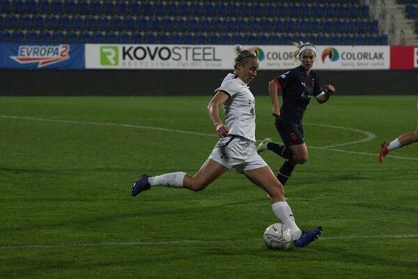 Fotbalistky Slovácka (bílé dresy) se v dohrávce 5. kola první ligy žen utkaly s pražskou Slavií.
