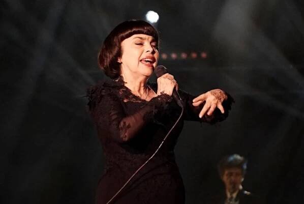 Mireille Mathieu si zamilovala Prahu. Pravidelně tu koncertuje, natočila zde své poslední album i videoklip! - Tojesenzace.cz