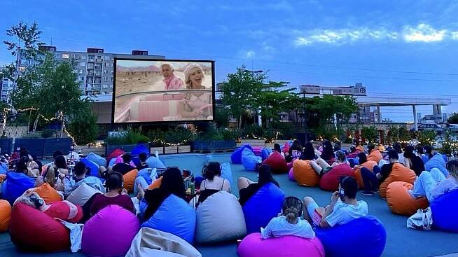 Letní kino M Lounge Cinema na Střeše OC Westfield Chodov: Nezapomenutelný Letní Zážitek
