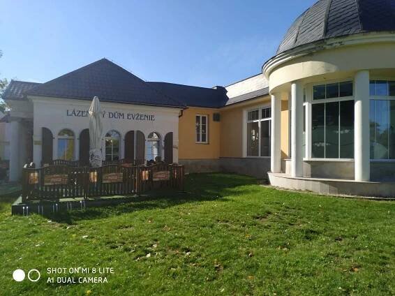 Kavárna u lázeňského domu, vedle bazén - Klášterec nad Ohří - foto 40