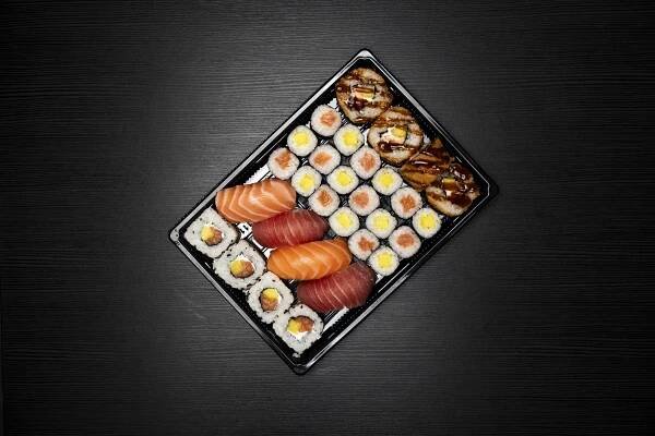 Pestré sety 18–56 ks sushi s lososem, tuňákem či zeleninou vč. kimči nebo i vína s sebou.