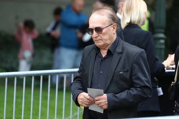 Lidé se rozloučili s Vašo Patejdlem. Na Strahov dorazil Janda i Babiš
