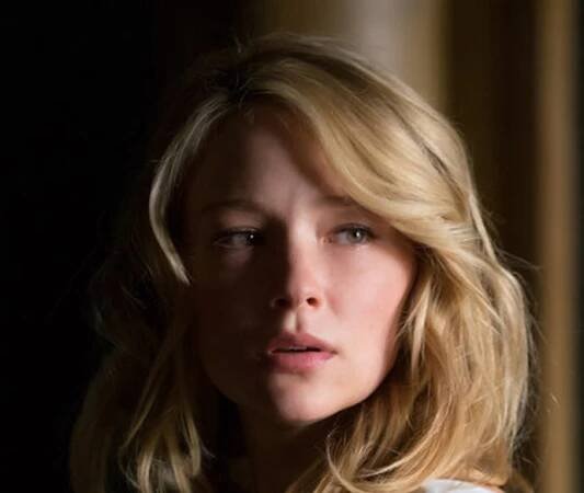 Režie snímku se ujal Tate Taylor a scénáře Erin Cressida Wilson. Film byl inspirován stejnojmennou knihou od Pauly Hawkins. Ve filmu hrají Emily Blunt, Rebecca Ferguson, Haley Bennett, Justin Theroux, Luke Evans, Allison Janney, Édgar Ramírez a Lisa Kudrow.