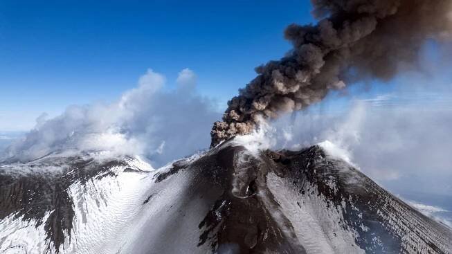 Obrazem: Etna předvedla přírodní divadlo. Žhavá láva tančí na sněhu