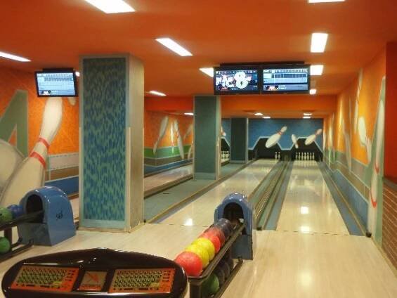 Bowling v baru Step - 3 dráhy nedaleko O2 arény