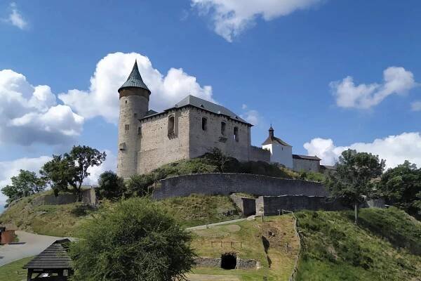 Menší středověký hrad na vrcholu kopce