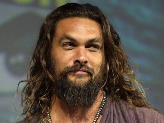 Jason Momoa se po letech oholil: Nesnáším to, říká. Někteří jeho nový vzhled nešetří, jiní ho chválí